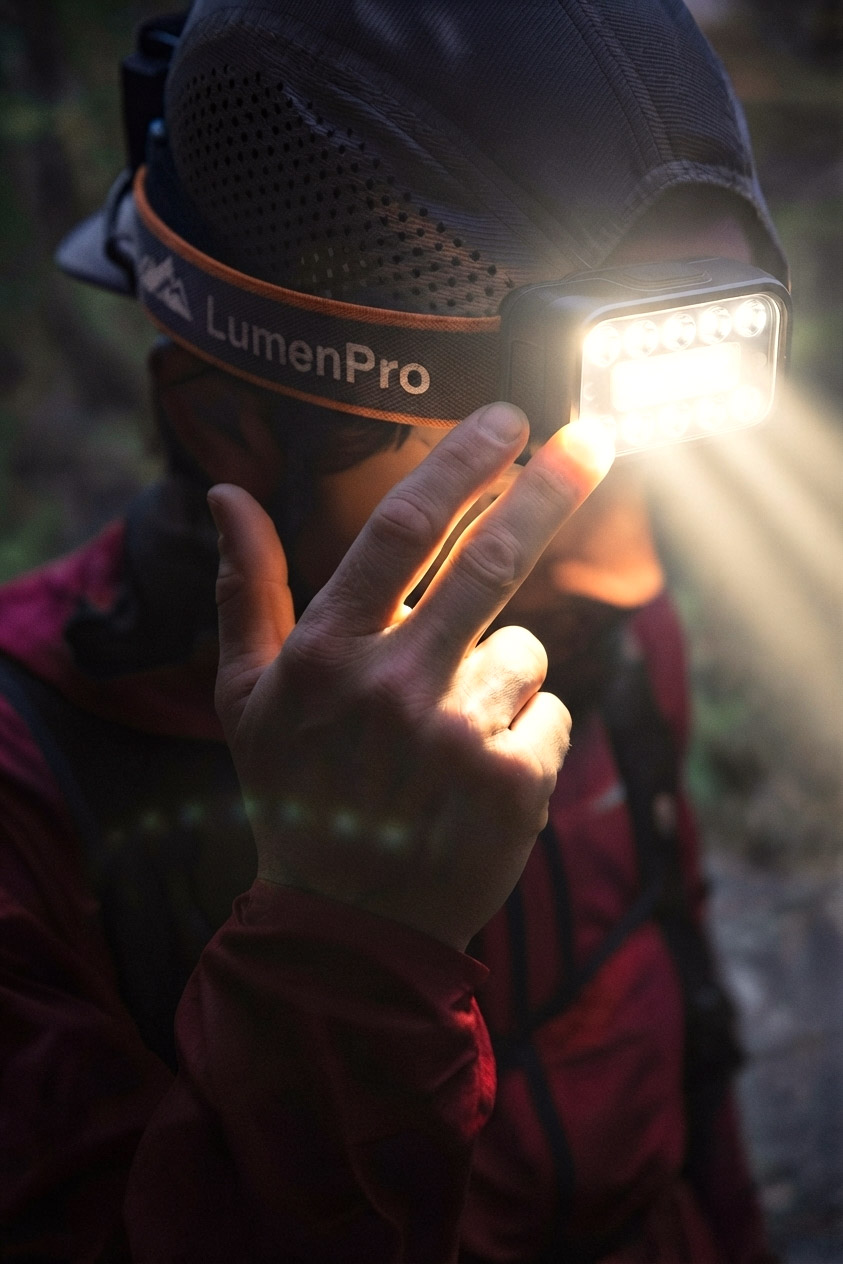 Utilizador a ativar a lanterna frontal LumenPro com um aceno da mão